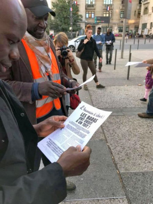 „Die Bewohner des Baras haben das Recht auf ein Dach über dem Kopf“ - Flugblattaktion vor dem noch bewohnten, baufälligen Wohnheim.