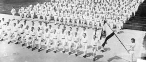 Parade von Turnern bei der Eröffnung des Stadions für die Sommerspiele 1916. Die Spiele waren 1912 nach Deutschland vergeben worden. (Foto: George Grantham Bain/Library of Congress, Prints & Photographs Division, [reproduction number, e. g., LC-B2–2765-5])