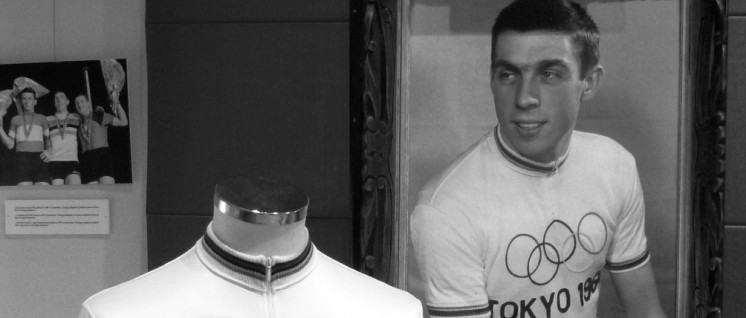 Das Olympiatrikot von Patrick Sercu im belgischen Nationaal Wielermuseum. Sercu wurde 1964 auf der Radrennbahn von Izu Olympiasieger im 1000-m-Zeitfahren. (Foto: Nicola, wikicommons, CC BY-SA 3.0)