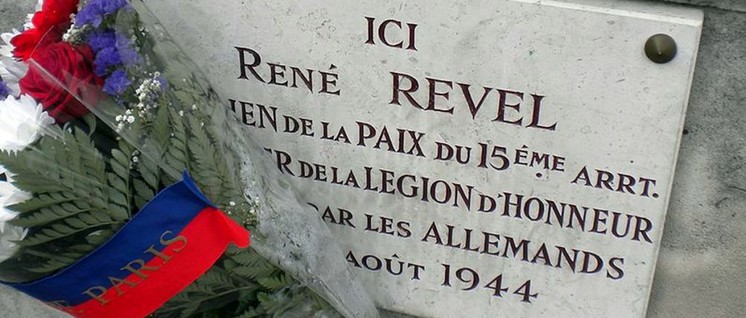 Eine der Gedenkplaketten, die in Paris an die Befreier erinnern.