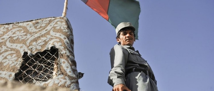 Richtet nur wenig aus, wenn kein NATO-Ausbilder hinter ihm steht: Afghanischer Polizist in Lashkar, Provinz Helmand. (Foto: Defence Images/flickr.com/CC BY-NC 2.0)