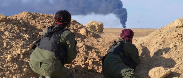 Im syrischen Krieg gibt es keine einheitliche Fontlinie: Sicherheitskräfte (Asayish) der kurdischen Volksverteidigungseinheiten YPG beobachten einen Angriff. (Foto: Kurdishstruggle/flickr.com/CC BY 2.0)