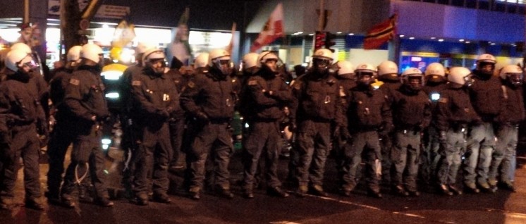 Polizeiaufgebot gegen Antifaschisten am vergangenen Montag in Duisburg. (Foto: netzwerk-gegen-rechts.org)