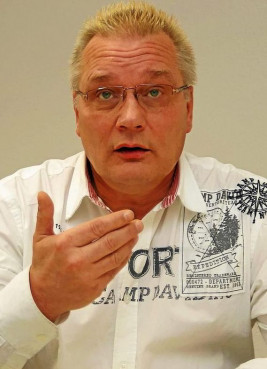 Detlev Beyer-Peters, Fachkrankenpfleger für psychiatrische Pflege in einem Seniorenzentrum in Recklinghausen, Vorsitzender der Fachkommission Altenpflege im ver.di-Landesbezirk NRW und Kandidat der DKP zu den Landtagswahlen am 14. Mai 2017 in NRW.