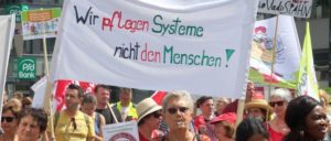 Gesetzliche Personalbemessung war eins der zentralen Themen der ver.di-Demonstration im Juni 2018 in Düsseldorf. (Foto: Werner Sarbok)