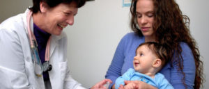 Falls ein Arzt vorhanden, kann es vorkommen, dass Kinder beim Impfen nicht weinen. (Foto: Gemeinfrei)