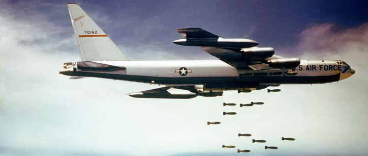 Boeing B-52 beim Bombenabwurf über Nordvietnam (Foto: gemeinfrei)