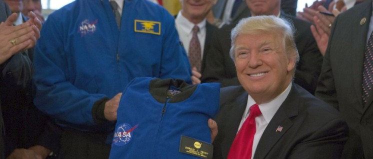 Nur gut, dass der Mars unbewohnt ist. US-Präsident Trump erhält einen NASA-Anzug (21. März 2017). (Foto: Official White House Photo by Paul Williams)