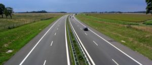 (Foto: [url=https://de.wikipedia.org/wiki/Autobahn_(Deutschland)#/media/File:A_20_bei_Langsdorf.jpg]Darkone[/url])