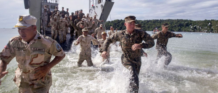 Die US-Kriegsmaschine ist bereit für den Handelskrieg gegen China. Bild: US-Marine und US-Navy nehmen an der Militärübung CARAT in Kambodscha teil (2016). CARAT sind jährlich stattfindende Militärübungen der US-Seestreitkräfte mit asiatischen Ländern. (Foto: U.S. Navy photo by Chief Petty Officer Lowell Whitman/Released)