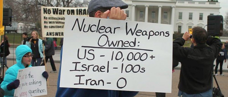 Die USA besitzen mehr als 10 000 Atomwaffen, Israel hunderte, Iran hat null. Protest vor dem Weißen Haus in Washington D. C. (2012) (Foto: [url=https://commons.wikimedia.org/wiki/File:17.NoWarOnIran.WhiteHouse.WDC.4February2012_(6821575927).jpg]Elvert Barnes/Wikipedia Commons[/url])