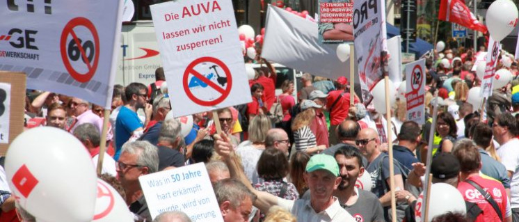 Am 20. Juni demonstrierten die Österreicher nicht nur gegen die Einführung des 12-Stunden-Tages, sondern auch gegen die Zerschlagung der Gesundheitskassen und der Unfallversicherung AUVA. (Foto: Thomas Reimer/ÖGB)