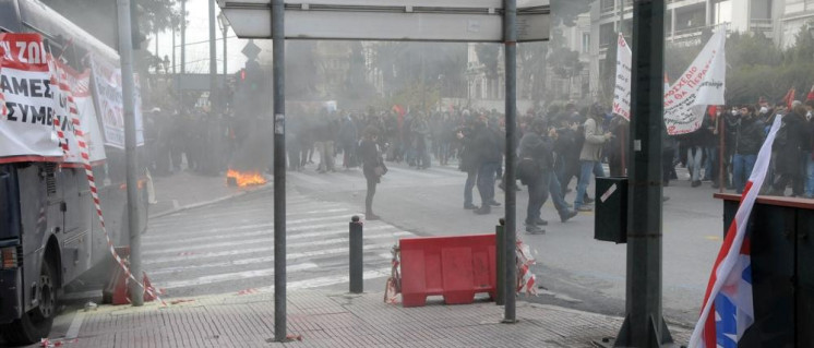 Hinter einem Vorhang aus Tränengas soll der Protest verschwinden.  (Foto: PAME)