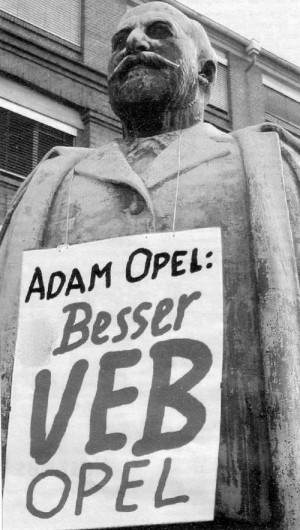 Adam Opel steht vor dem Hauptportal des Werks in Rüsselsheim. Das Foto entstand vor zehn Jahren nach einer großen Kundgebung.