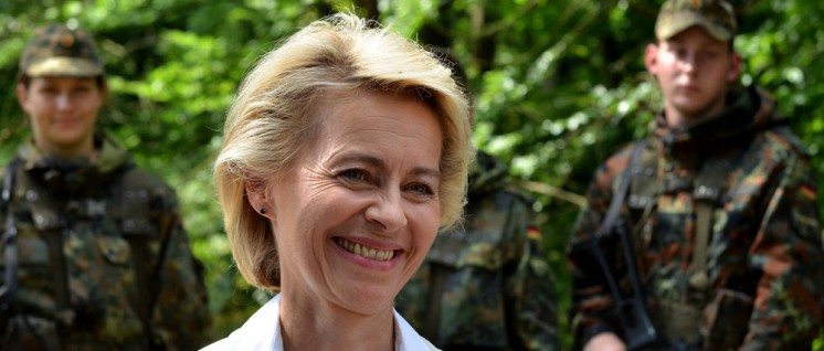 (Foto: [url=https://de.wikipedia.org/wiki/Ursula_von_der_Leyen#/media/File:Vonderleyen_2014_bundesverteidigungsministerin.JPG]Dirk Vorderstraße/ Wikimedia Commons[/url])