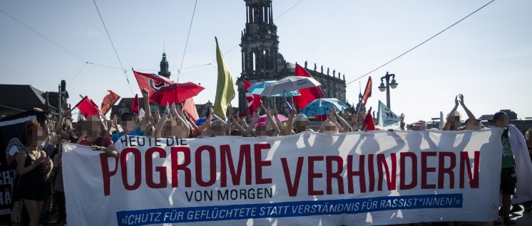 Am 29. 8. 2015 zogen zirka. 6 000 Demonstrierende durch die Dresdener Innenstadt um mehr Schutz für Geflüchtete zu fordern und um gegen die rassistischen Ausschreitungen, wie z. B. eine Woche zuvor in Heidenau, zu demonstrieren. (Foto: Caruso Pinguin/flickr.com/CC BY-NC 2.0)