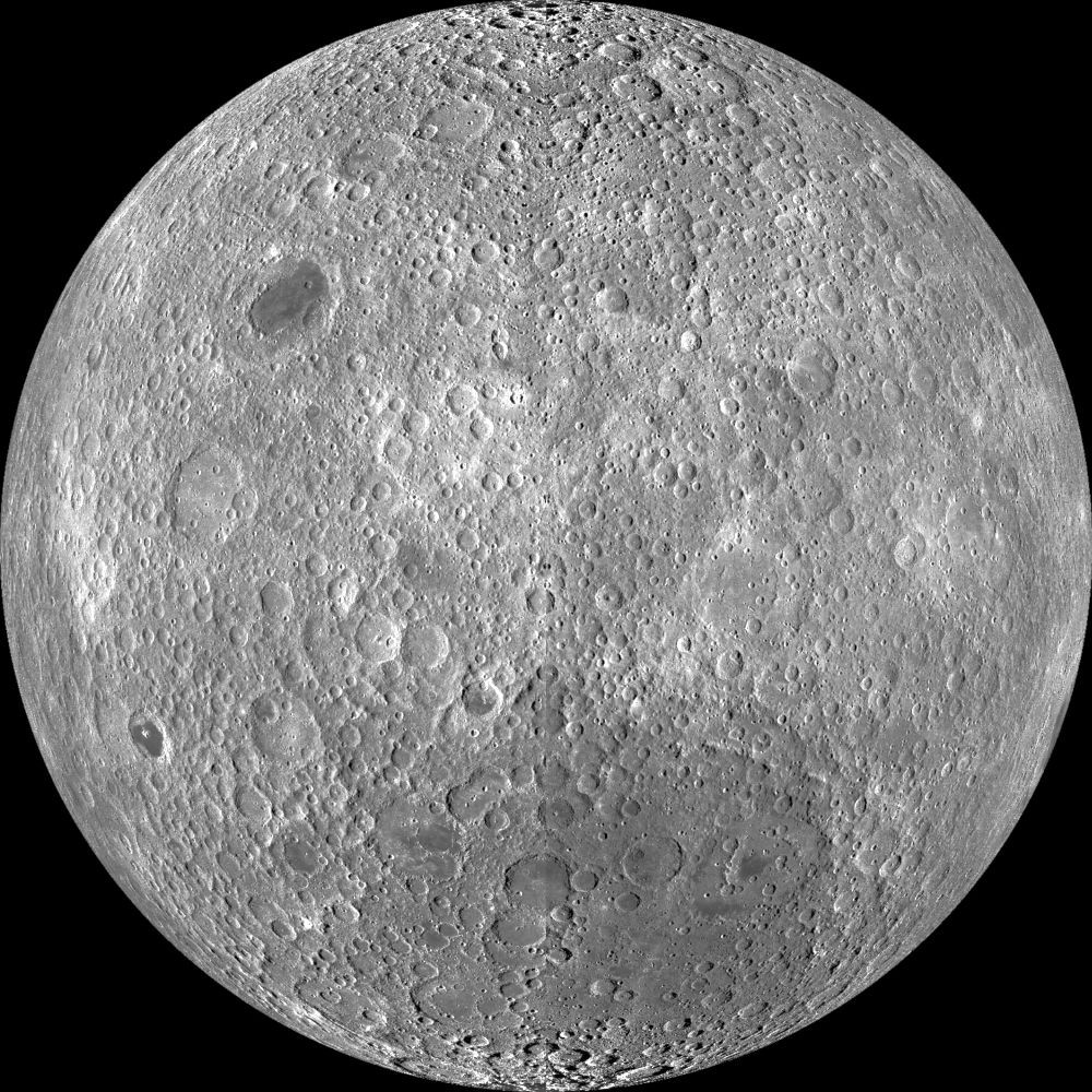 Die Rückseite des Mondes: Links oben das Mare Moscoviense, links unten der dunkle Krater Tsiolkovskiy, im unteren Bilddrittel die fleckige große Beckenregion von Mare Ingenii, Leibnitz, Apollo und Poincaré.