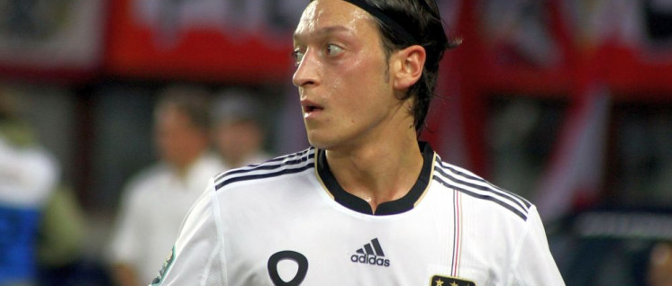 Kein weher Blick zurück auf den alltäglichen Rassismus (Foto: [url=https://de.wikipedia.org/wiki/Datei:Mesut_%C3%96zil,_Germany_national_football_team_(03).jpg]Steindy/Wikimedia Commons[/url])