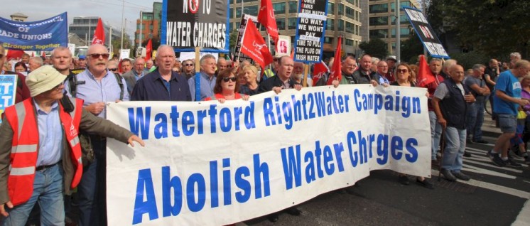 Protest gegen die Privatisierung des Wassers in Irland (Foto: [url=https://www.flickr.com/photos/sinnfeinireland/29659369182/in/photostream/]Sinn Féin / flickr[/url])