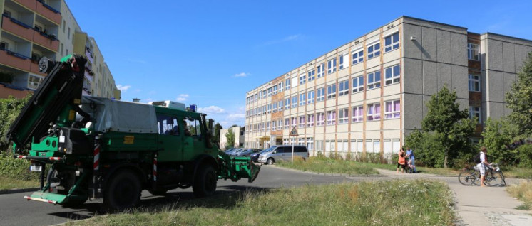 „Gut bewacht“ - Flüchtlingsunterkunft in Berlin-Hellersdorf (Foto: [url=https://www.flickr.com/photos/rassloff/9680871570/in/album-72157622955957988/]Rossi Raslof [/url])