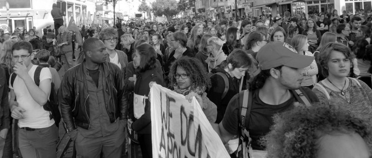 Bremen am 3. Oktober: Über 2 500 Menschen demonstrierten gegen Rassismus und gegen Abschottungspolitik. (Foto: Sönke Hundt)