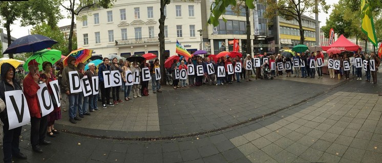 Aktivisten der nordhessischen Friedensbewegung, Mitglieder der DKP und der Partei „Die Linke“ protestierten im letzten Sommer gegen ein Bundeswehr-Spektakel in Fritzlar. (Foto: privat)