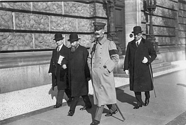Prinz Max von Baden, der deutsche Reichskanzler (3.10.-9.11.1918) und preußische Ministerpräsident, begibt sich in Begleitung von Deutelmoser, Pressechef der Reichskanzlei (links), und Wilhelm Freiherr von Radowitz, Chef der Reichskanzlei, (rechts).