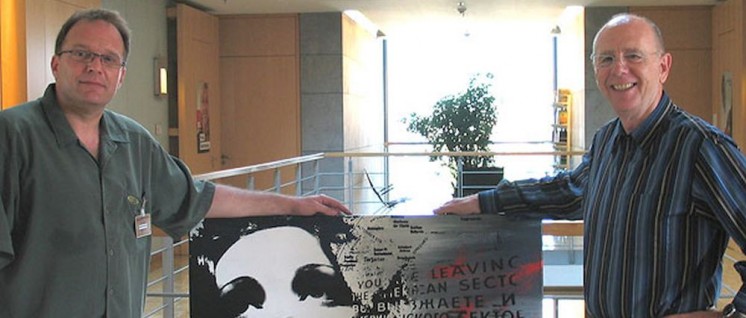 Devin Miles (links) überreicht Walter Riester im Bundestag ein Pop-Art-Bild von Marlene Dietrich (14.05. Mai 2007). Mit der Riester-Rente kann man sich das nicht leisten! (Foto: [url=https://commons.wikimedia.org/wiki/Category:Walter_Riester?uselang=de#/media/File:Devin_Miles_Walter_Riester.jpg]Okewalberg[/url])