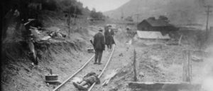 Mehr Niederlagen als Siege: 1914 erschoss die Nationalgarde über 20 streikende Arbeiter, Frauen und Kinder aus den Kohlebergwerken der Familie Rockefeller in Colorado – das „Ludlow-Massaker“. Das Foto entstand in den Kämpfen nach dem Massaker. (Foto: The Library of Congress)