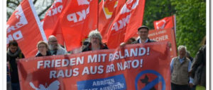 Erinnerung in Torgau: Die DKP auf der Demonstration (Foto: Herbert Münchow)