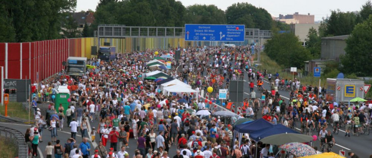 Eines der Hauptevents von „Ruhr 2010“ war das „gemütliche Beisammensein auf der gesperrten Autobahn A 40. (Foto: [url=https://commons.wikimedia.org/wiki/Category:Still-Leben_in_Bochum?uselang=de#/media/File:Stillleben_A40_100718-uw06164.jpg]Ulli Weber[/url])