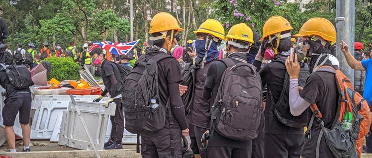 Mit Randale zurück in die Kolonie – Protestler in Hongkong (Foto: [url=https://www.flickr.com/photos/studiokanu/48503908637/in/album-72157710219487217/]Studio Incendo[/url])