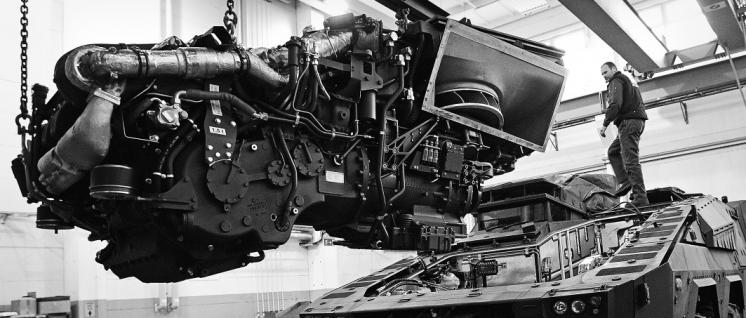 m Materiallager Zeithain wird das gepanzerte Transportfahrzeug Boxer für seinen Einsatz in Afghanistan vorbereitet. Triebwerkstausch durch Mitarbeiter der Firma Krauss-Maffei Wegmann. (Foto: Bundeswehr / Mandt)