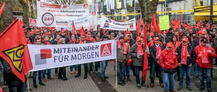 700 Metallerinnen und Metaller nahmen am 16. November in Dortmund an der Kundgebung zu Beginn der ersten Tarifverhandlung teil. (Foto: Thomas Ranne)