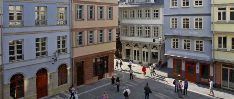 Die Ausstrahlung einer frisch polierten Filmkulisse: Der Hühnermarkt in der Frankfurter Altstadt kann seit dem 10. Mai besichtigt werden. (Foto: DomRömer GmbH/Uwe Dettmar)