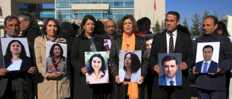 HDP-Parlamentarier protestieren für die Freilassung ihrer KollegInnen in Ankara (1. November). (Foto: HDP)