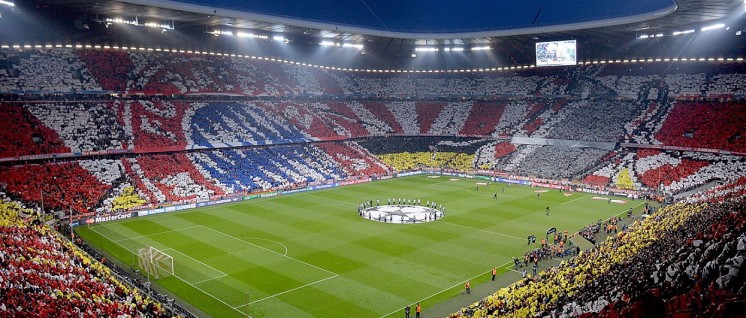 Choreographie der Schickeria München –  Ultra-Gruppierung des FC Bayern München. (Foto: [url=https://commons.wikimedia.org/wiki/Category:FC_Bayern_M%C3%BCnchen?uselang=de#/media/File:Choreographie_FC_Bayern.jpg]Blowjoe98[/url])