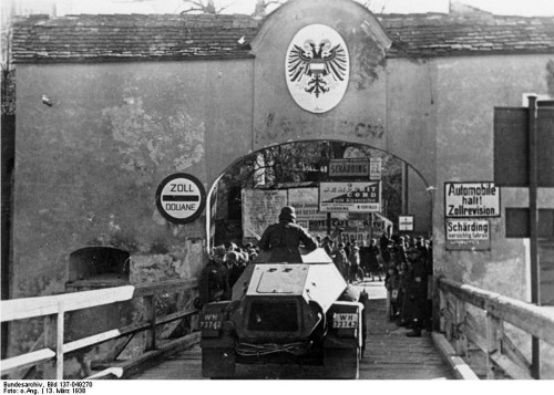 Oberösterreich: motorisierte Truppen auf der Fahrt zwischen Schärding und Passau am 13. 3. 1938