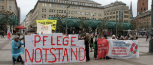 Das Hamburger Bündnis für mehr Personal im Krankenhaus überreichte dem Senat 27 763 Unterschriften (Foto: Thomas Stempel)