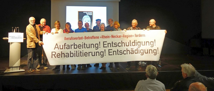 Von Berufsverbot Betroffene aus der Rhein-Neckar-Region präsentierten zur Eröffnung der Ausstellung ihre Forderungen (Foto: privat)