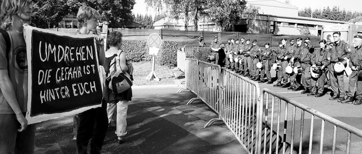 Protestaktion vor dem Stützpunkt in Büchel (2008) (Foto: Buroll/wikimedia.org/public domain)