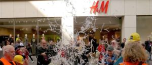 Bei der Aktion am 13. Oktober in Köln wurden symbolisch und öffentlichkeitswirksam die fragwürdigen Arbeitsverträge von H&M geschreddert. (Foto: Arbeiterfotografie)