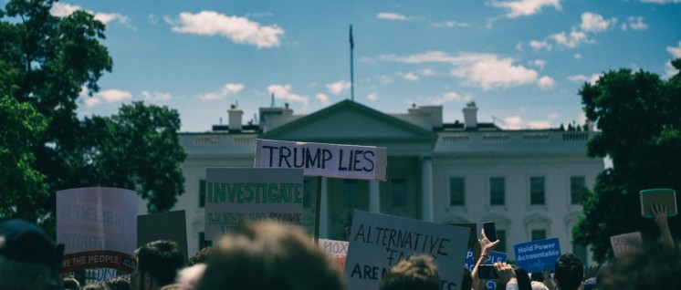 Protest vor dem Weißen Haus in Washington D. C. am Tag nach der Entlassung von FBI-Chef James Comey. (Foto: [url=https://www.flickr.com/photos/mikespeaks/33739307294]Mike Maguire[/url])