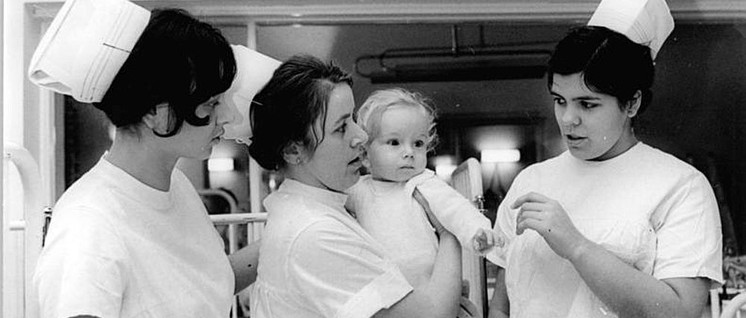 Gesundheitssystem ohne Profitinteresse: Krankenpflegerinnen in der DDR (Foto: Bundesarchiv, Bild 183-1990-0323-001 / CC-BY-SA 3.0)