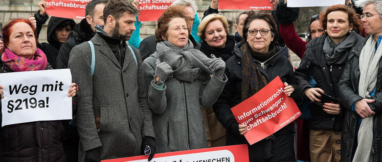 Kristina Hänel (Mitte) bei einer Protestaktion. (Foto: Bundestagsfraktion Bündnis 90 / Die Grünen)