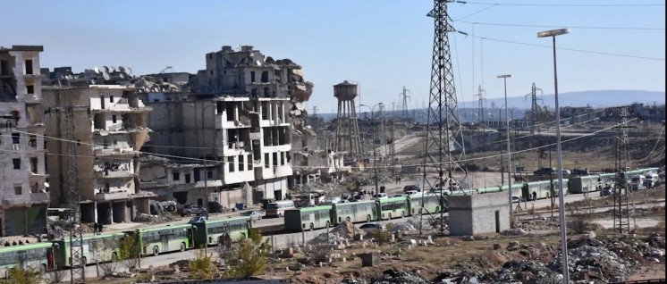 Busse warten auf die zu Evakuierenden in Aleppo. (Foto: Sana News Screenshot)