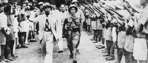 Der Kommandeur der Vietnamesischen Volksarmee Vo Nguyen Giap bei einer Truppenbesichtigung in Hanoi am 26. August 1945 (Foto: public domain)