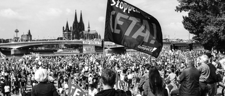 Für die EU-Minister kein Grund, CETA zu stoppen: Die Proteste gegen die Freihandelsabkommen, hier am 17. September in Köln. (Foto: Martin Bauer/r-mediabase.eu)