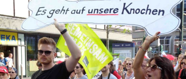 Die Politik der Regierung geht auf ihre Knochen: Streikende von der Uniklinik am Donnerstag vergangener Woche bei einer Demonstration in Düsseldorf. (Foto: Olaf Matthes)