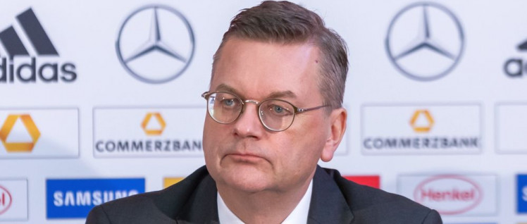 Da durfte Reinhard Grindel noch den Boss spielen. (Foto: [url=https://de.wikipedia.org/wiki/Reinhard_Grindel#/media/File:2018-11-30_DFB_presentation_of_the_new_head_coach_of_the_National_Womens_Team_StP_6835_LR10_by_Stepro.jpg]Steffen Prößdorf[/url])